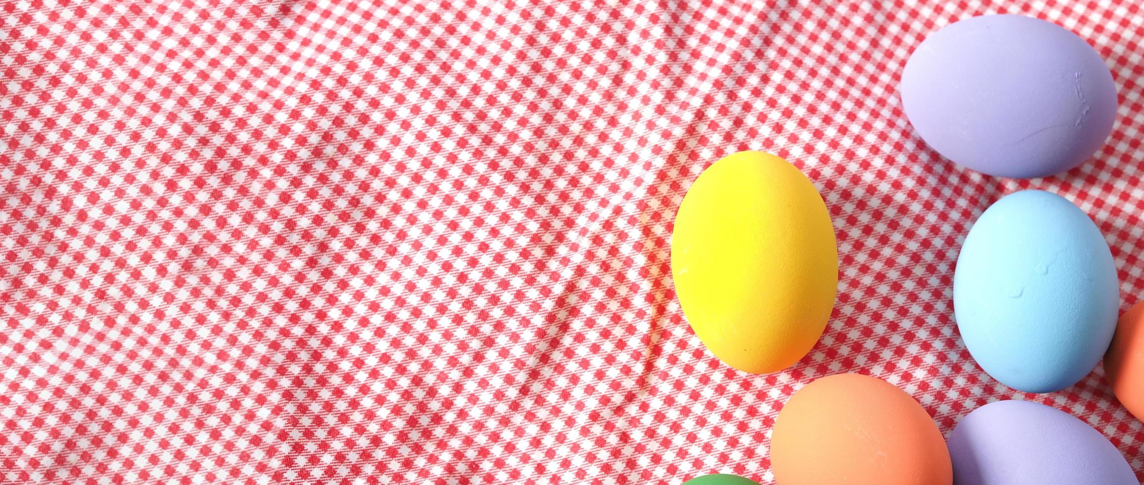 oeufs de pâques ou oeuf de couleur. multicolore des oeufs de pâques photo