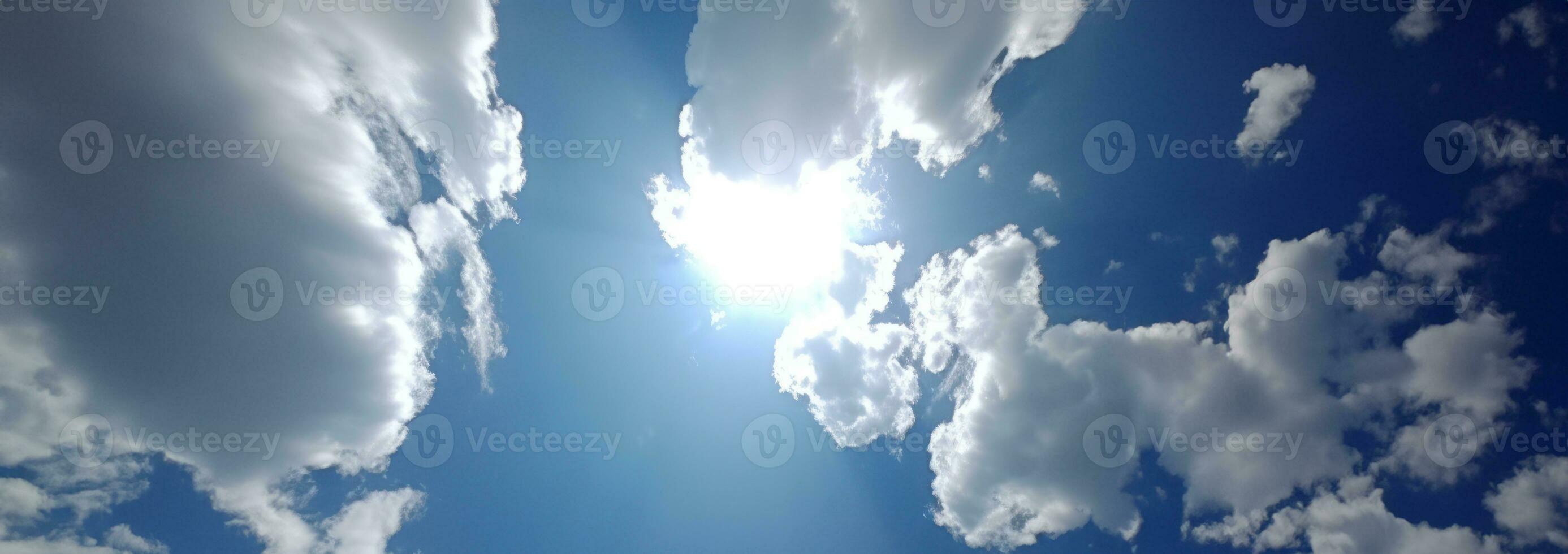 ai généré bleu ciel Contexte avec blanc duveteux des nuages photo