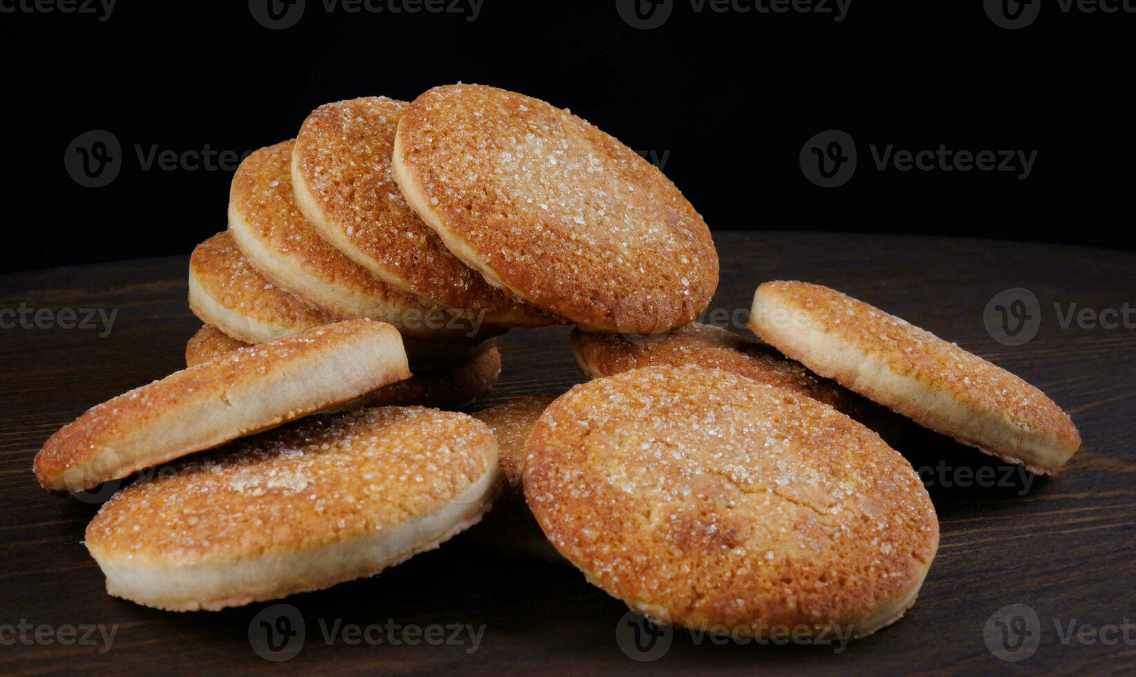 magnifique rond biscuits sur une en bois planche. une peu biscuits. une bouquet de biscuits. photo