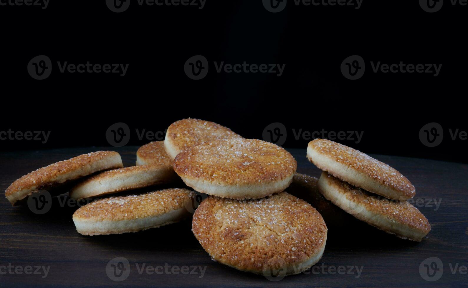 magnifique rond biscuits sur une en bois planche. une peu biscuits. une bouquet de biscuits. photo