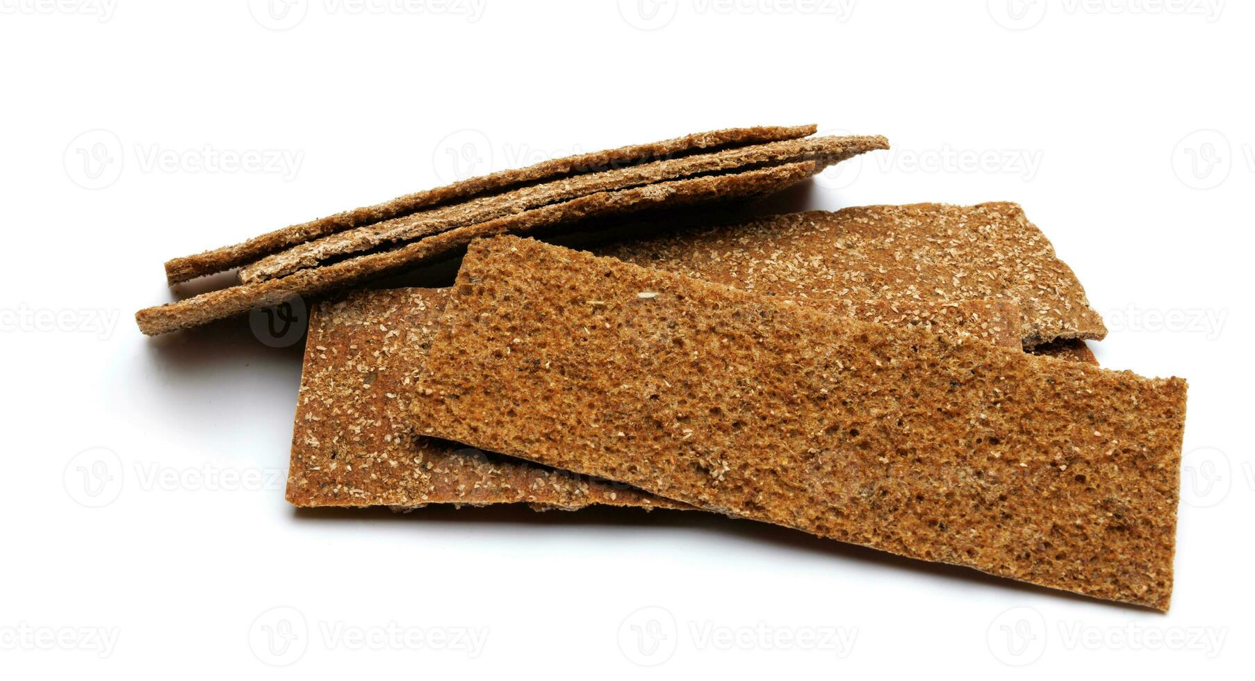 tranches de en bonne santé faible calories grain croustillant pain pour casse-croûte et les miettes sur blanc Contexte. photo