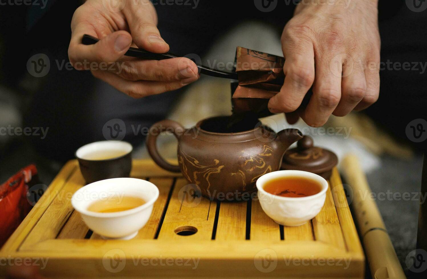 argile théière et nombreuses des tasses de thé dans une thé cérémonie. thé la cérémonie photo