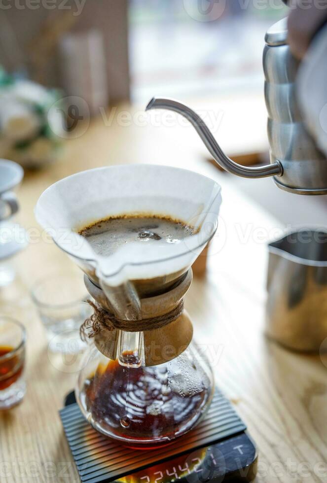 café est brassée dans une verre récipient par une papier filtre, un alternative méthode. photo