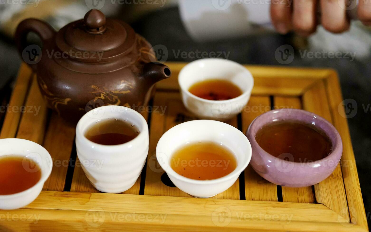 argile théière et nombreuses des tasses de thé. thé la cérémonie photo