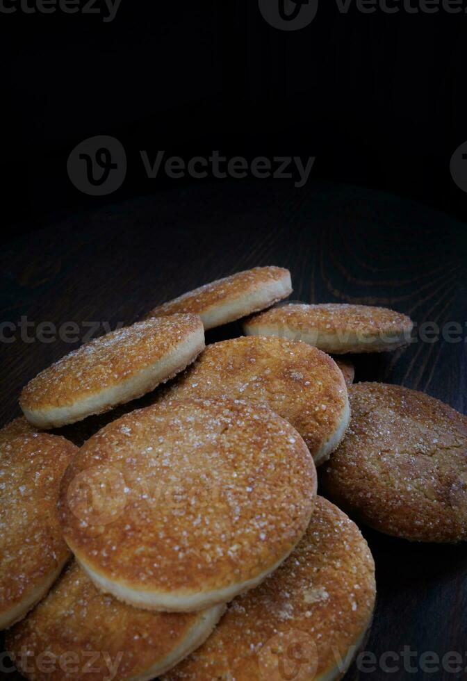 magnifique rond biscuits sur une en bois planche. une peu biscuits. une bouquet de biscuits. photo