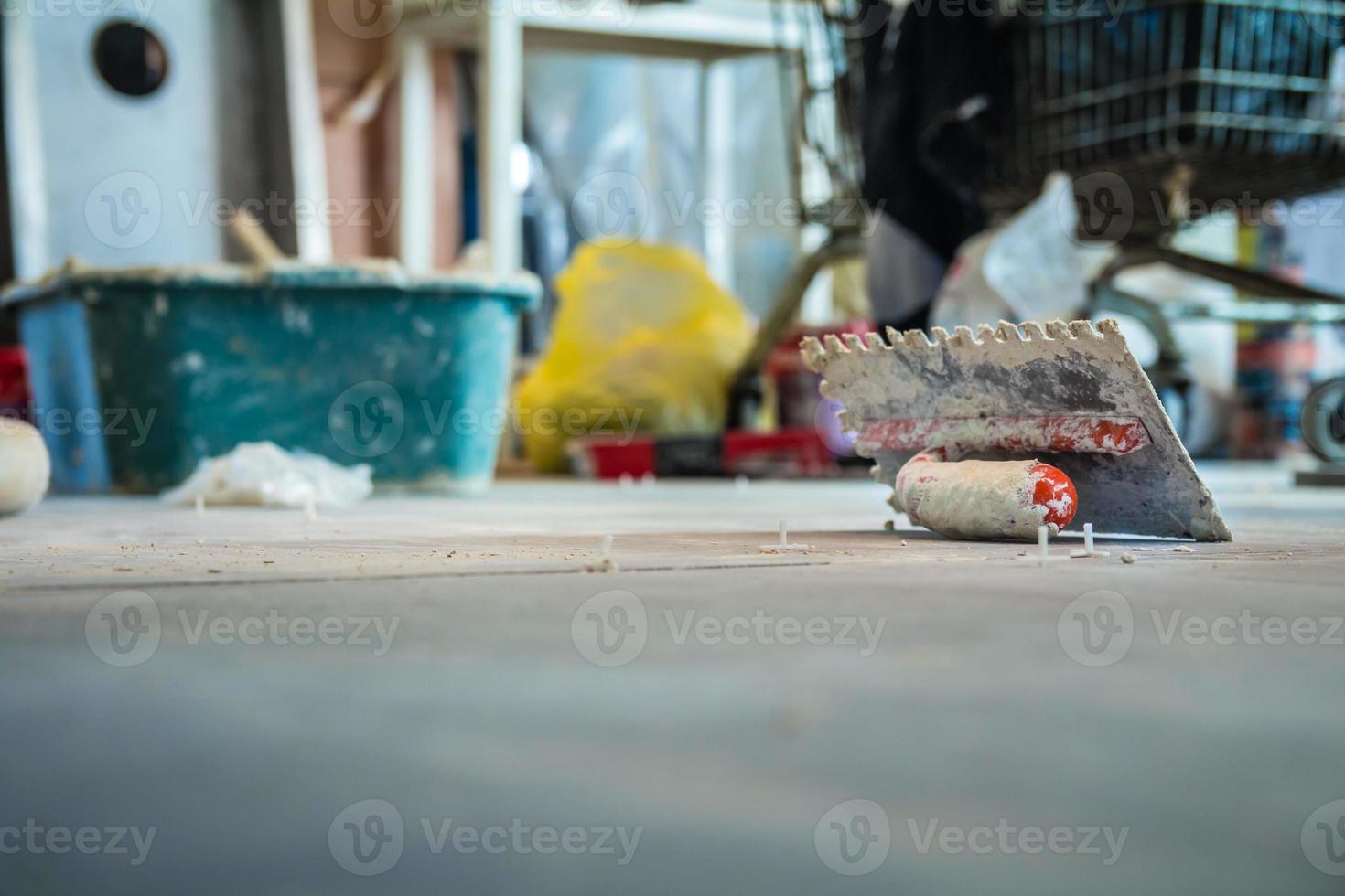 truelle sur le sol en chantier photo