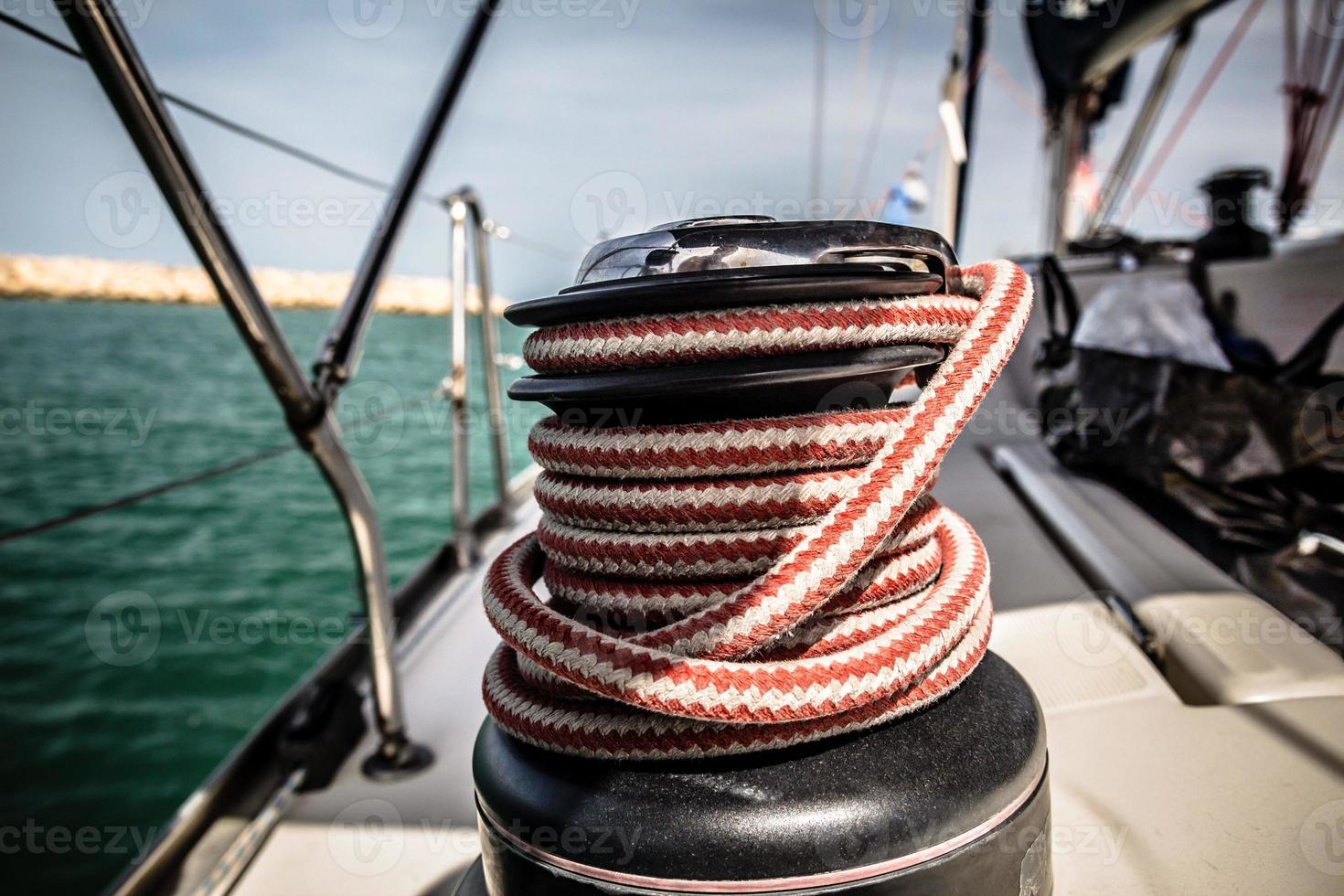 treuil avec corde rouge et blanche sur voilier en mer photo