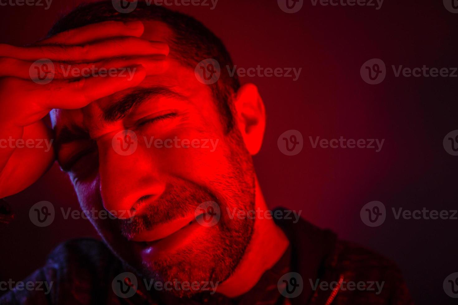 l'homme souffre de maux de tête photo