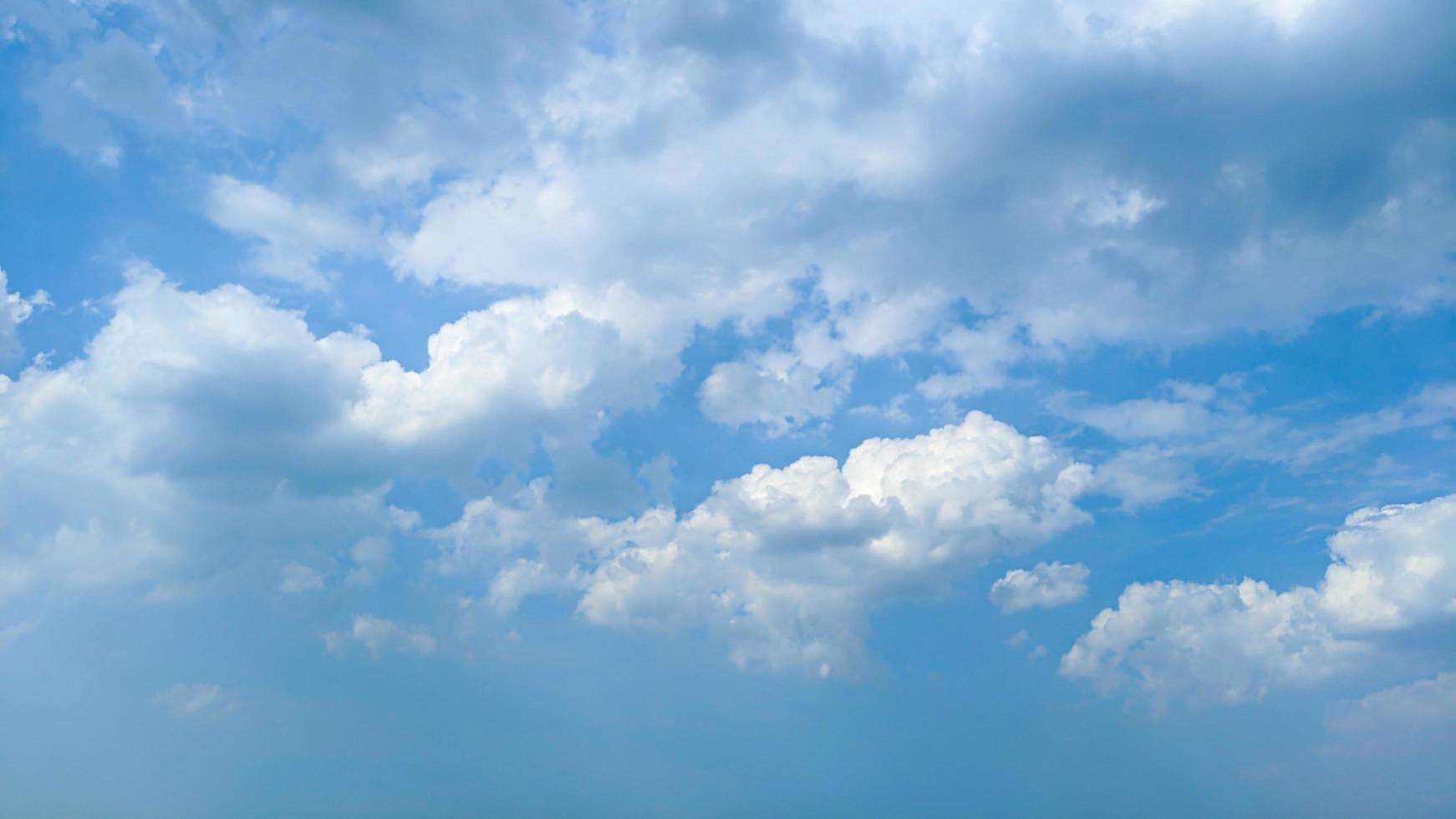 beaux nuages et ciel bleu en plein jour photo