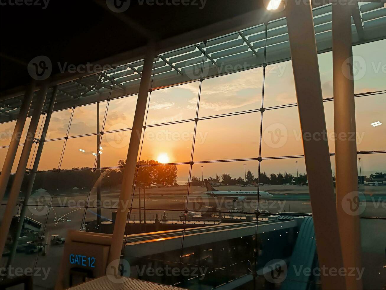 le dernier le coucher du soleil à le aéroport à le fin de le année photo