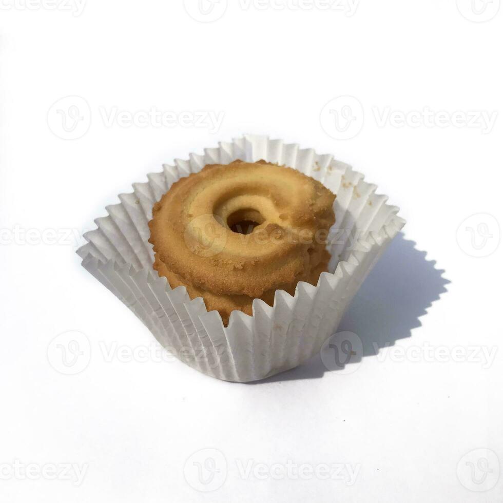 une pile de de couleur brunâtre biscuits isolé sur une blanc Contexte. photo