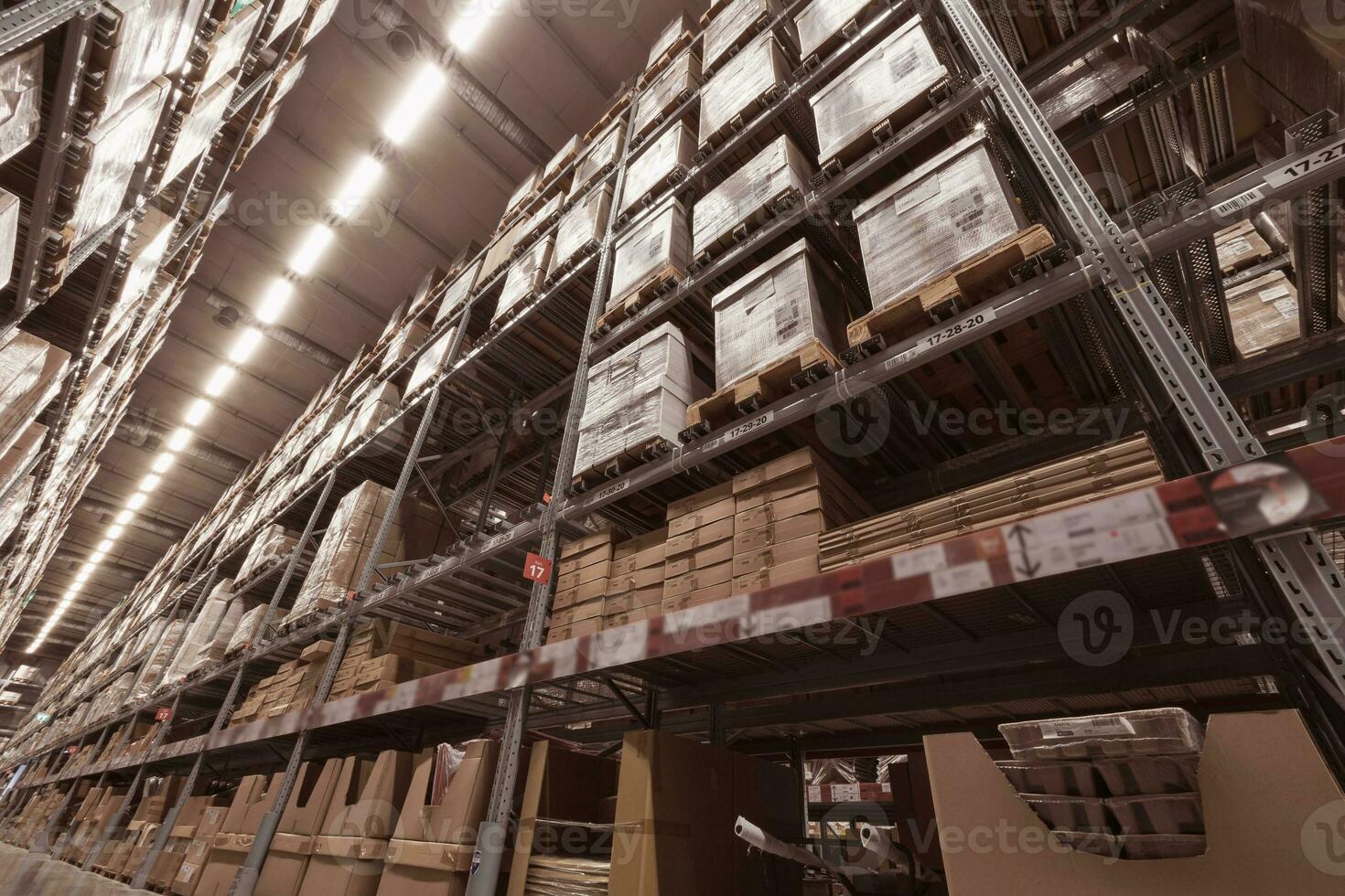 une grand entrepôt de meubles département magasins. une entrepôt où des biens sont empilés dans record acier cadres pour réapprovisionnement Stock de des produits vendu à clients. photo