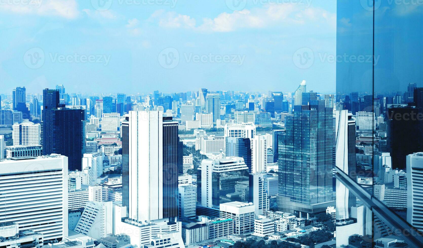 vue de grattes ciels dans le affaires district de le Capitale ville. Bangkok, Thaïlande. avec copie espace et texte conception pour entreprise. photo