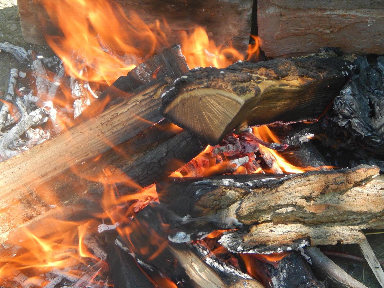 le feu naturel brûle du bois de chauffage photo