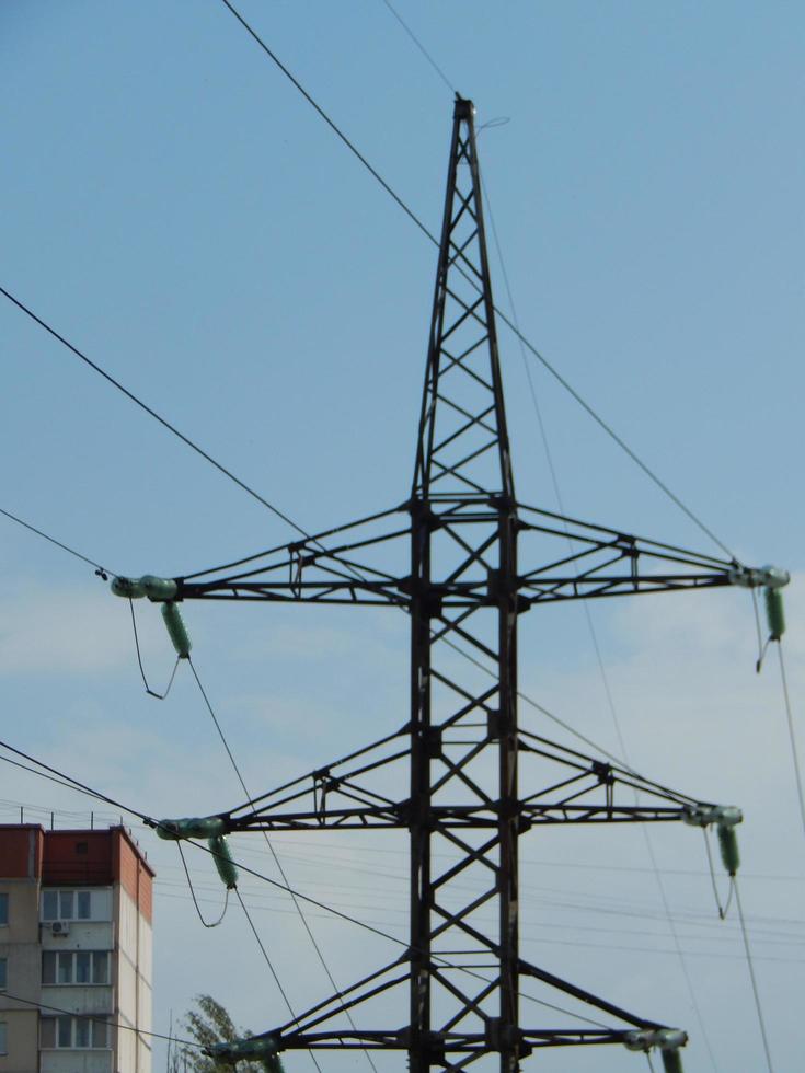 lignes électriques dans la ville, fils tendus sur une structure métallique photo