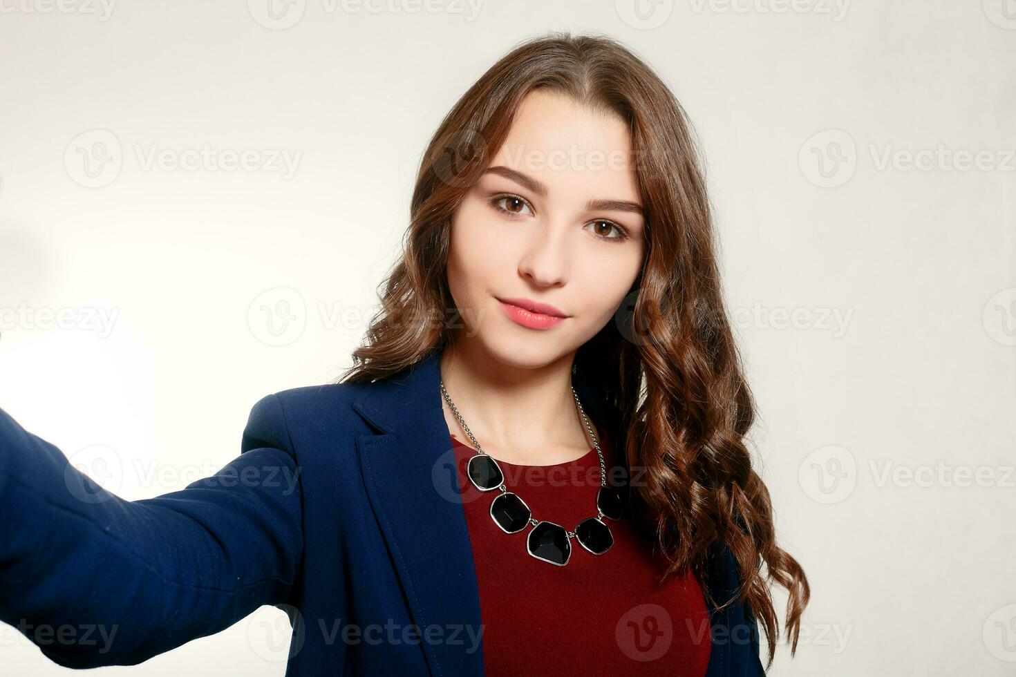 portrait de Jeune beauté femme Faire selfie sur gris Contexte. photo