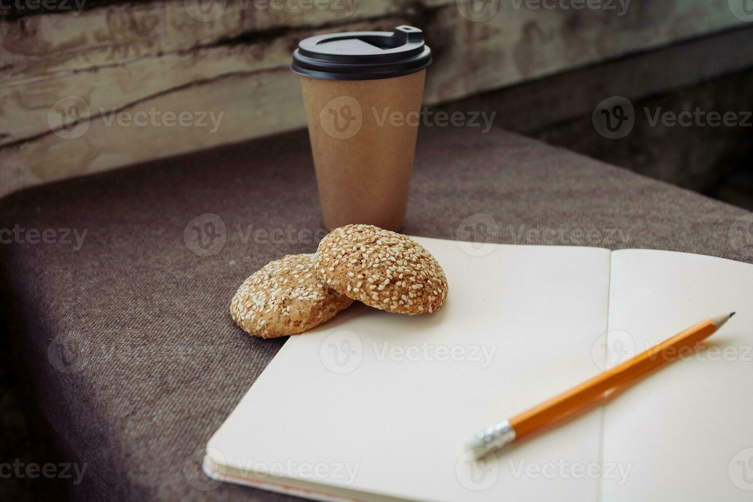 crayon, carnet et papier café tasse photo