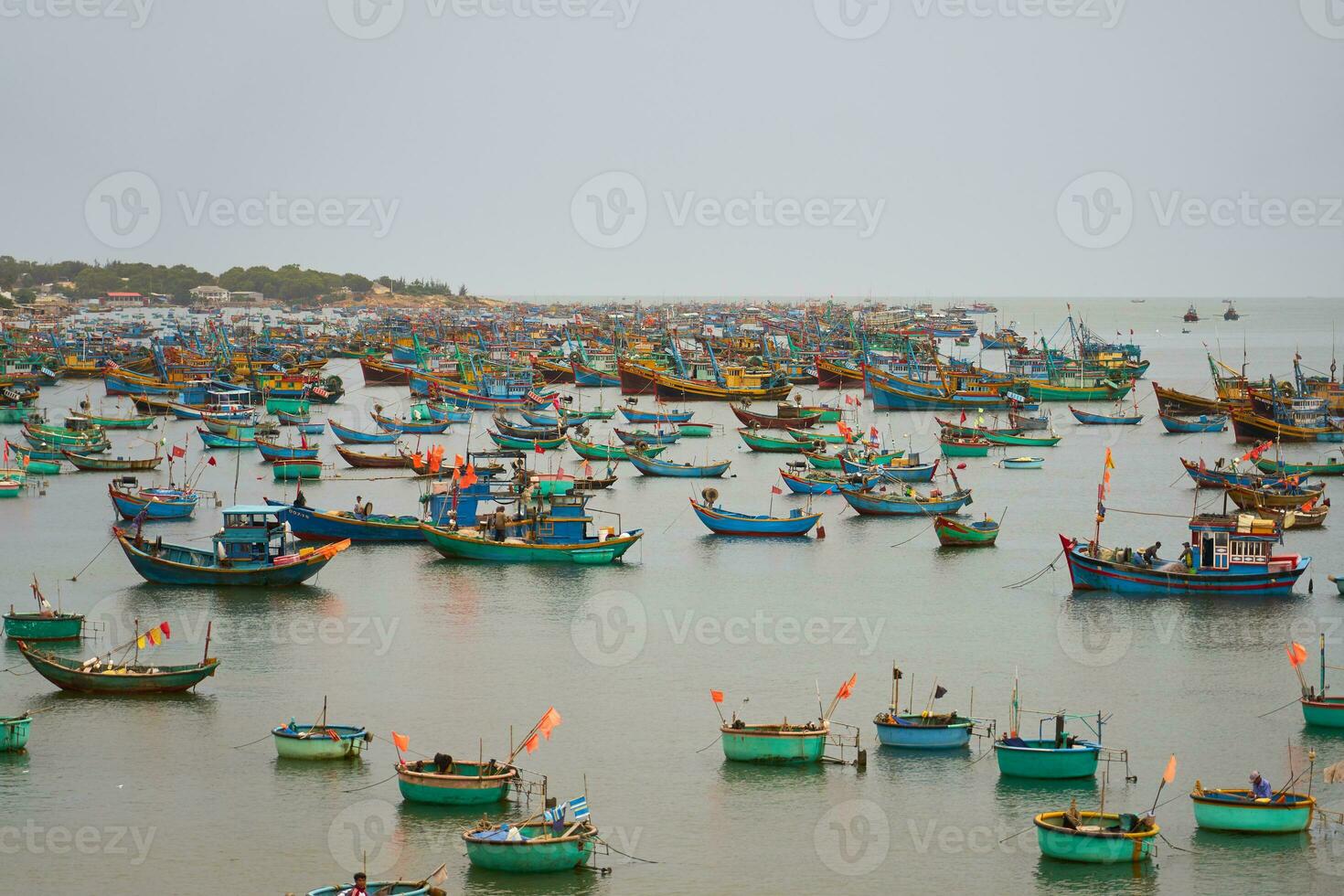 pêcheurs bateaux dans port, vietnam. photo