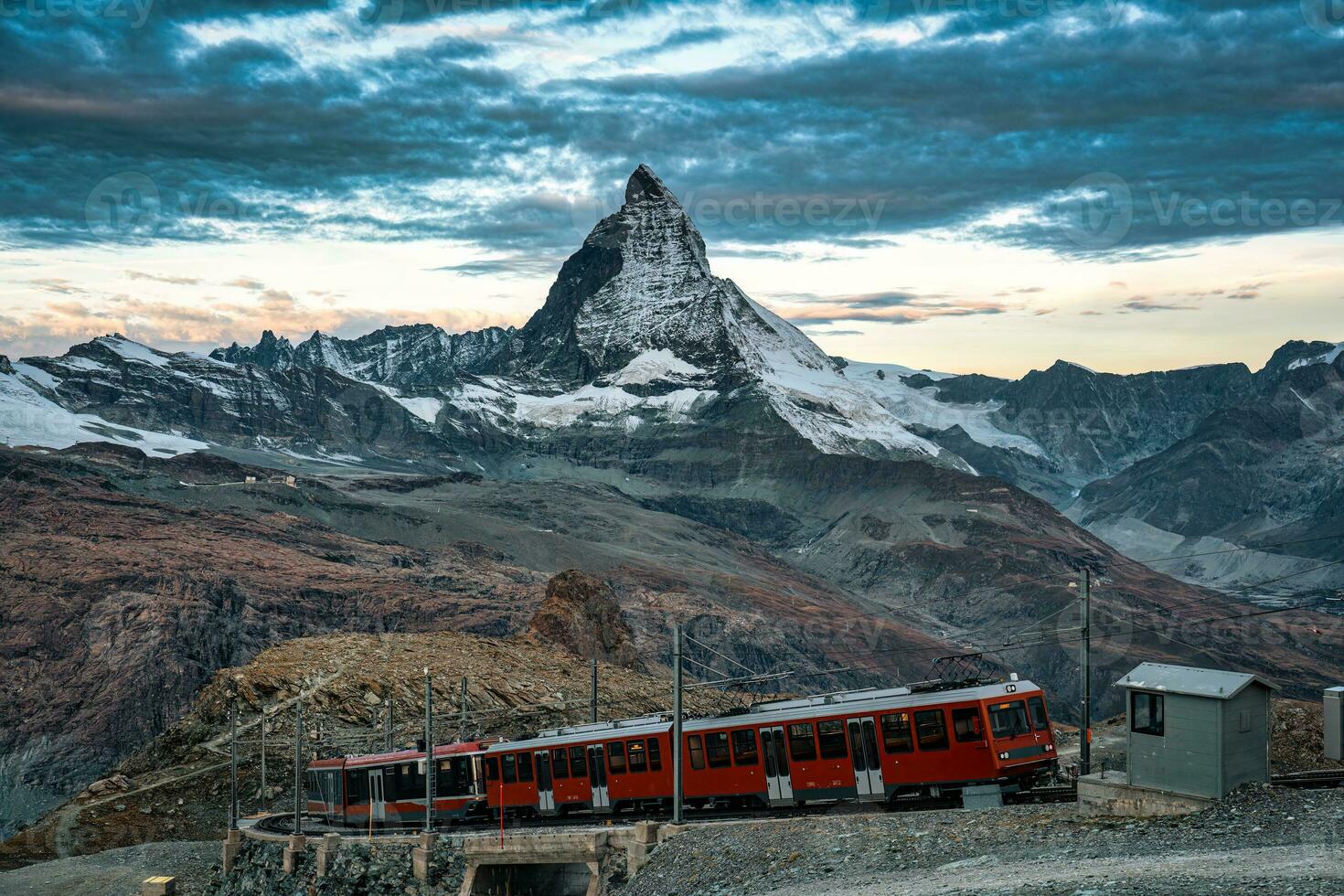 électrique train fonctionnement sur chemin de fer par Matterhorn Montagne dans Gornergrat station photo