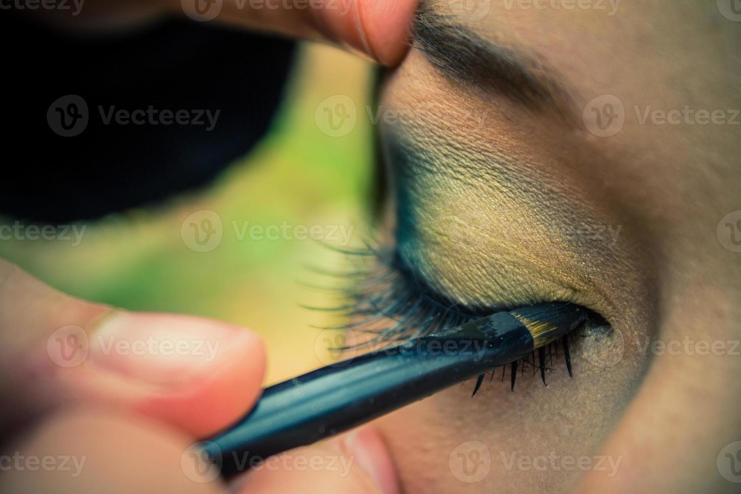 maquilleuse professionnelle faisant du maquillage de modèle glamour au travail photo