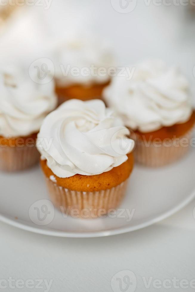 buffet de bienvenue avec alcool et cupcakes photo