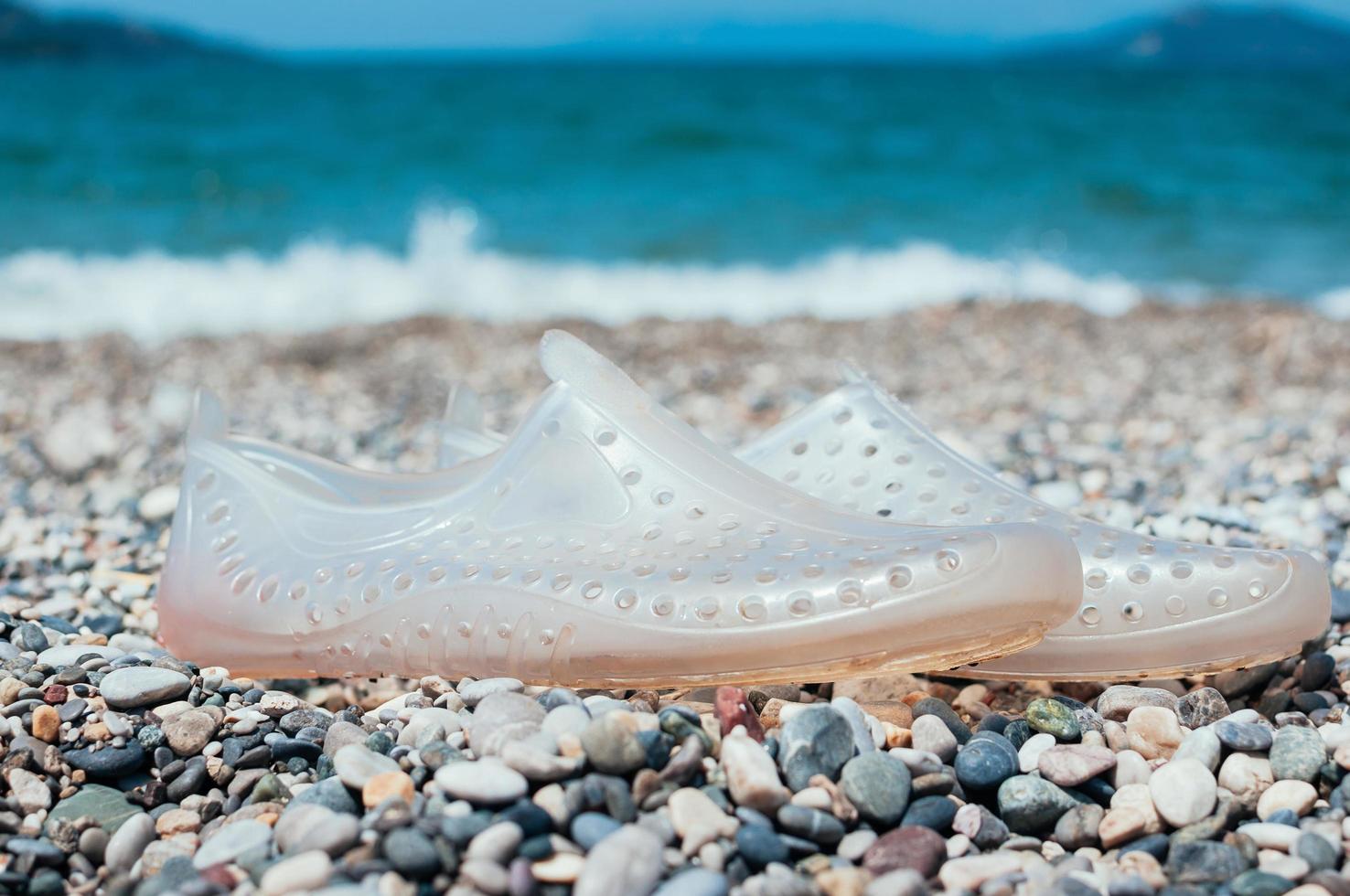 chaussures d'eau sur la plage. concept de vacances photo