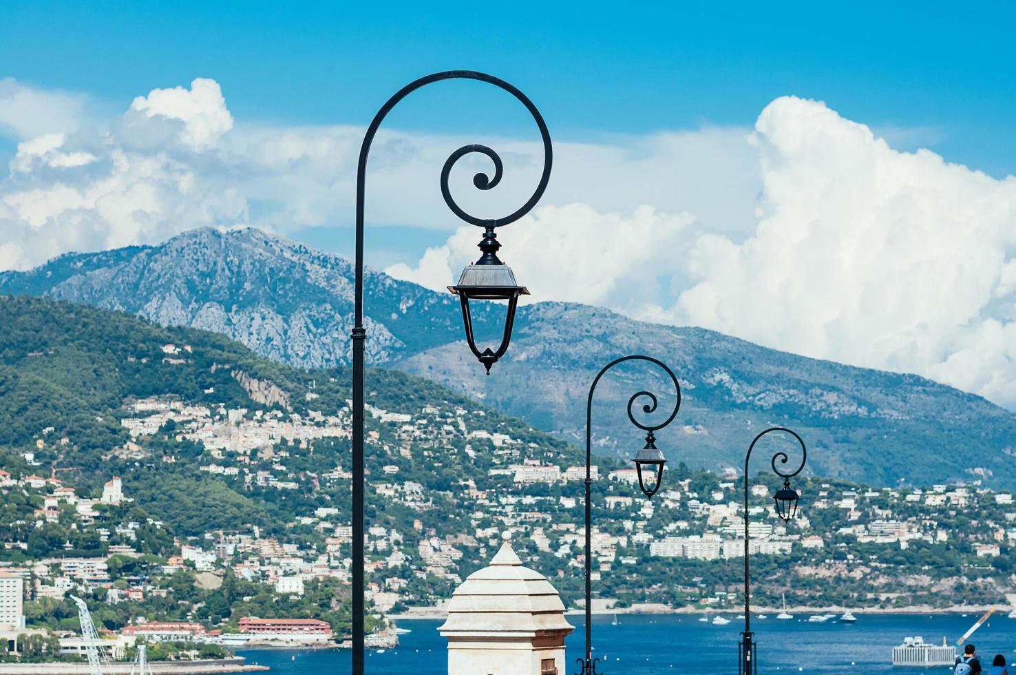 lanterne de fer s'allume sur les rues de monaco journée ensoleillée photo