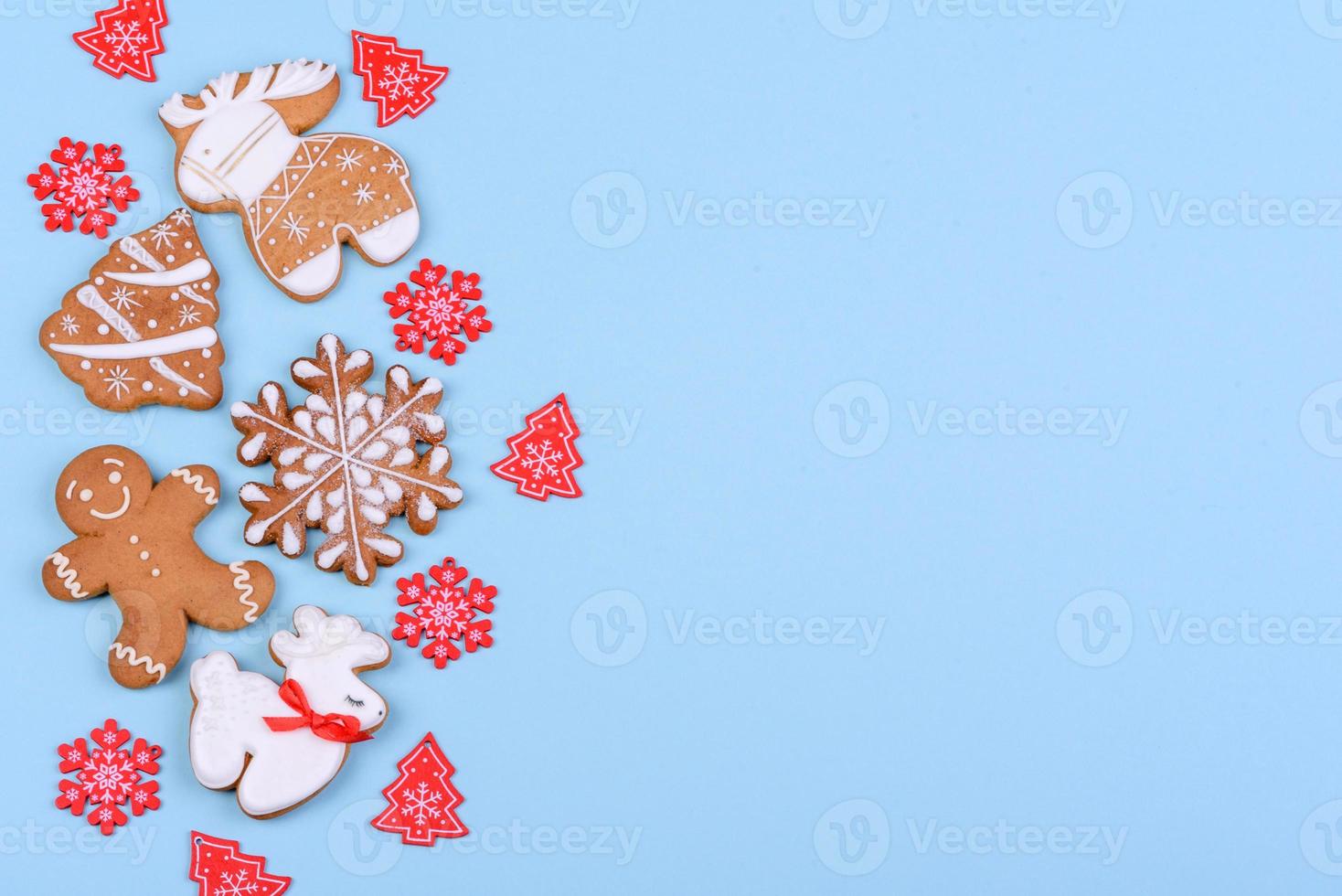 pain d'épice de fête de noël fait à la maison sur un fond de couleur photo