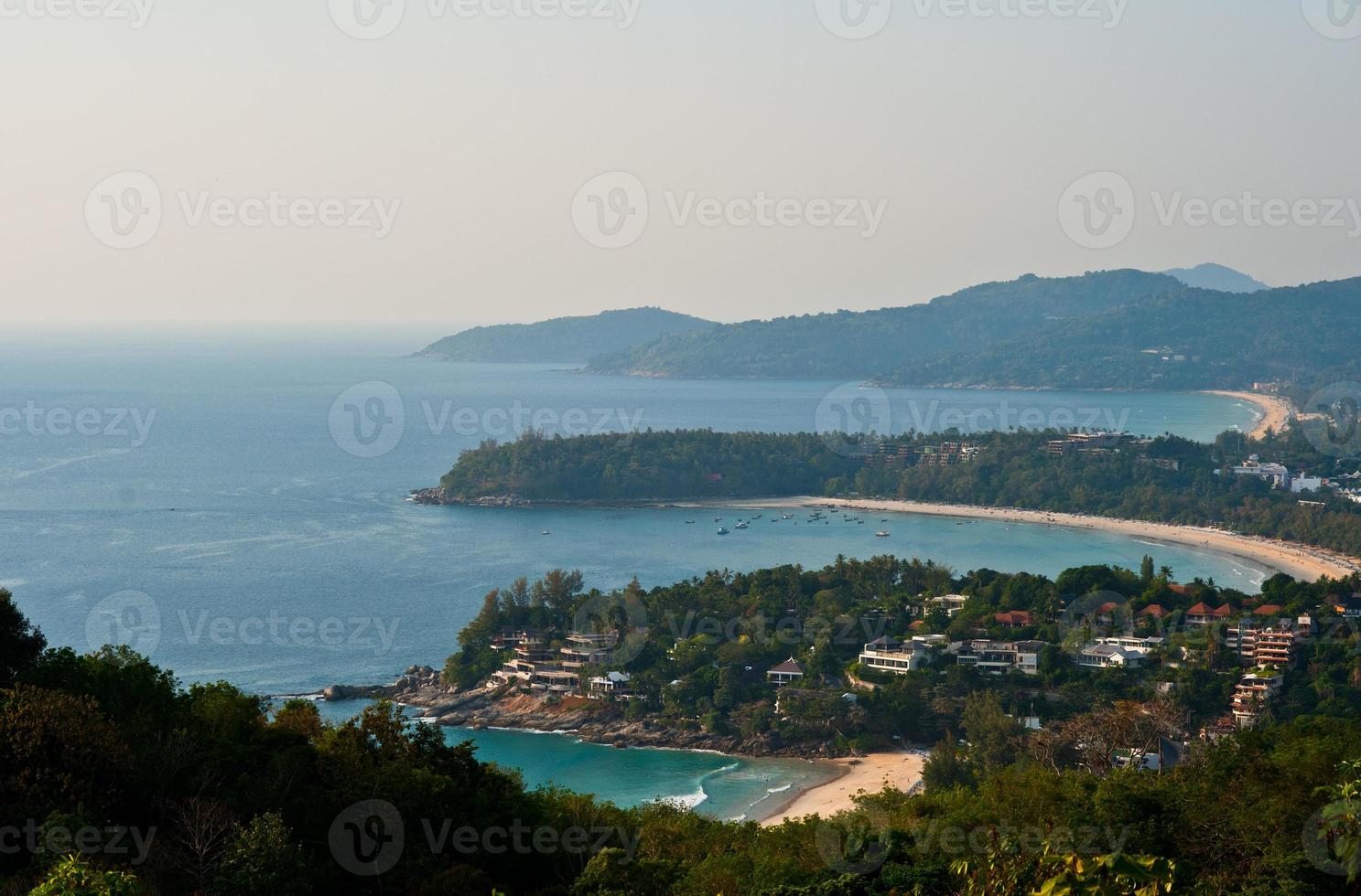 plage tropicale beau paysage. bateaux océaniques turquoise et côte sablonneuse du point de vue élevé. plages de kata et karon, phuket, thaïlande photo