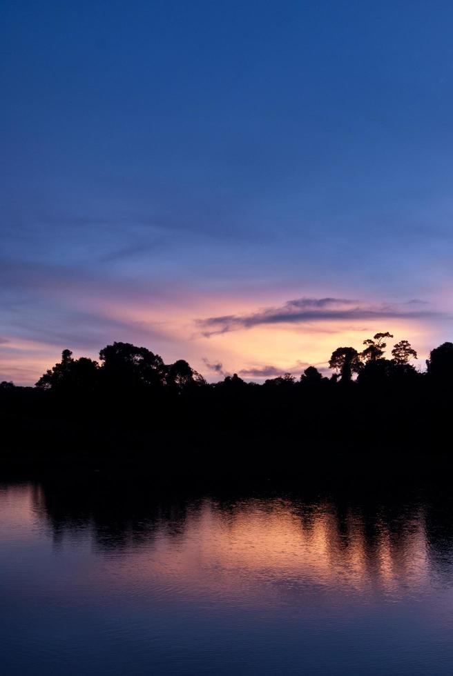 beau paysage de ciel avec coucher de soleil sur la rive du fleuve photo