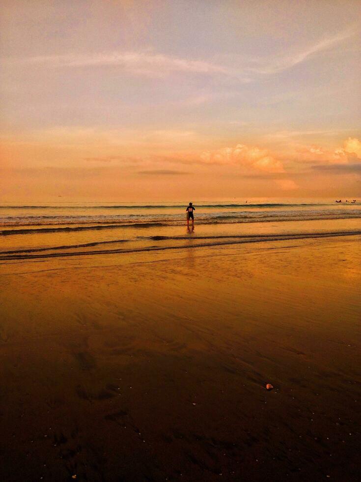 gens en marchant sur plage. Kuta, Bali, Indonésie photo