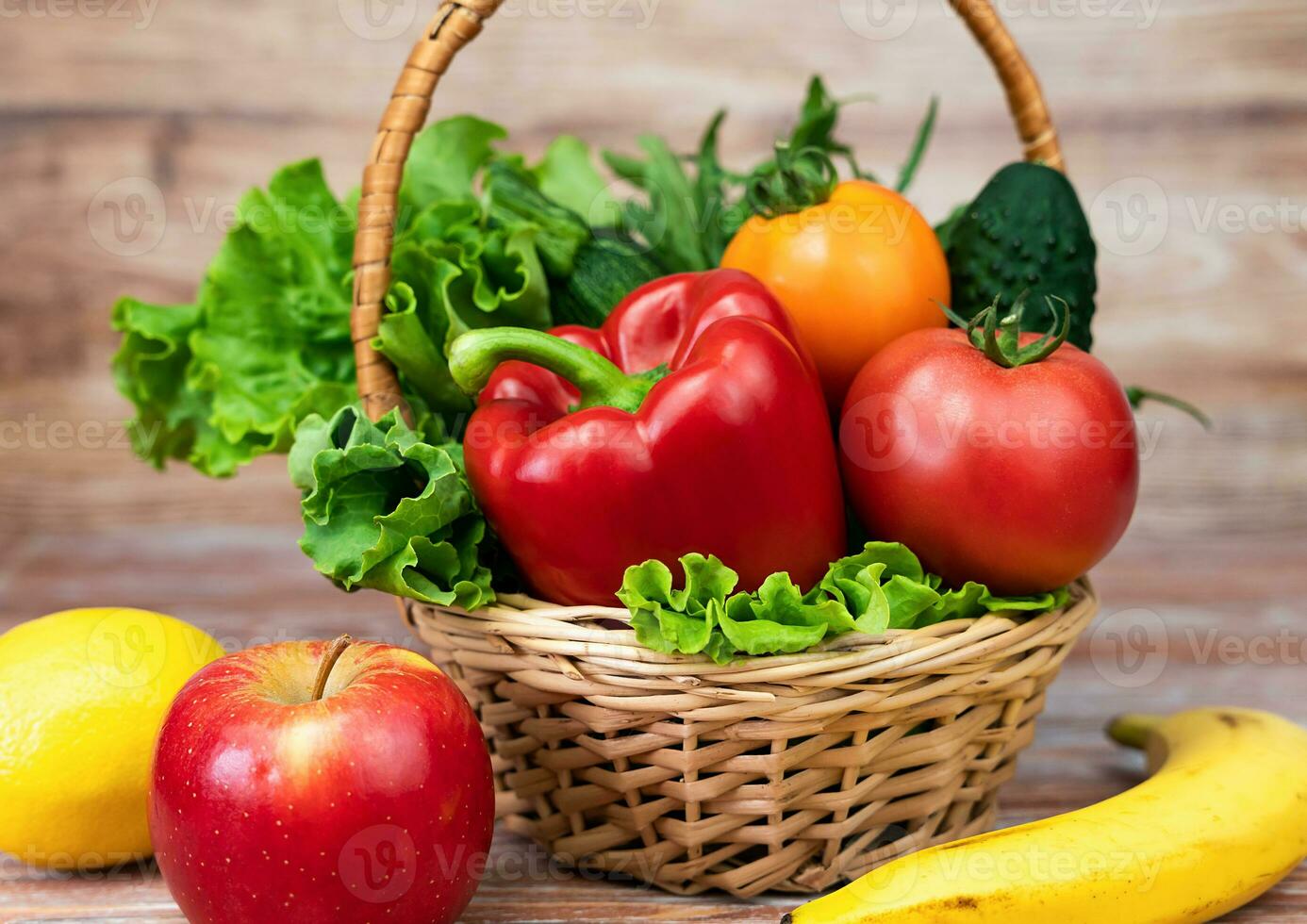 en bonne santé des légumes et des fruits dans le panier et sur le tableau. fermer. photo