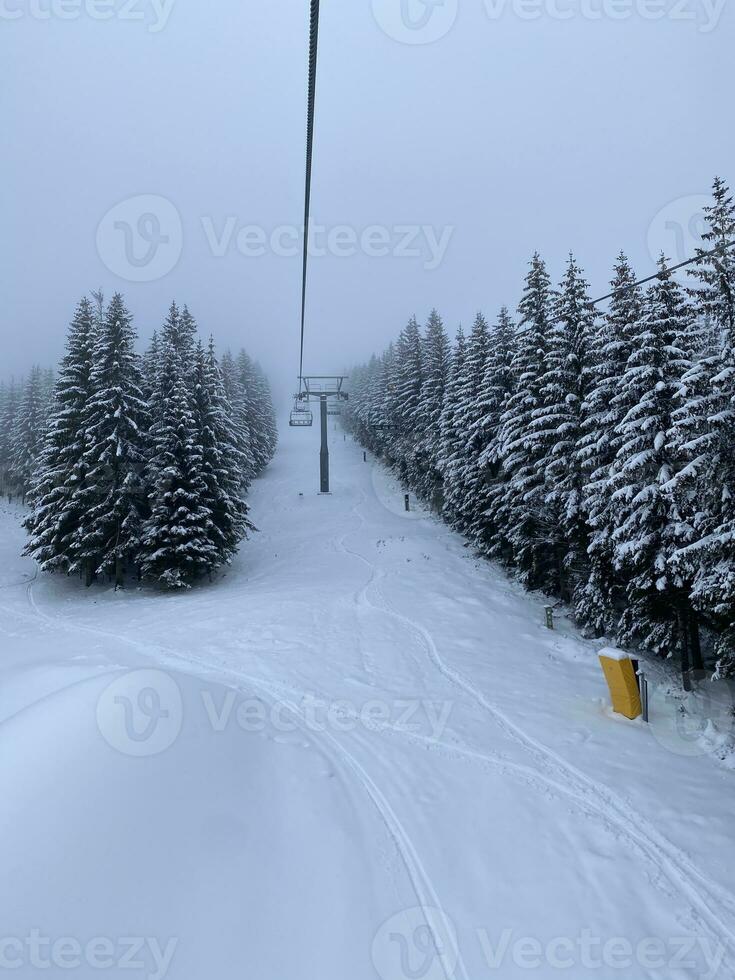 hiver paysage avec neigeux montagnes et des arbres incroyable hiver Contexte photo