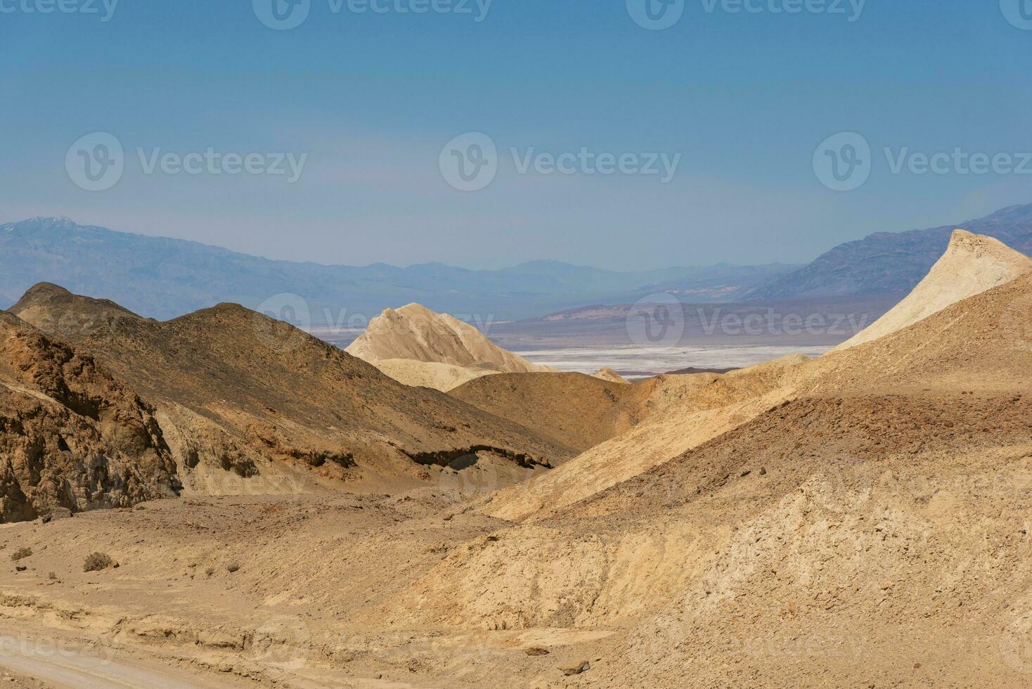 Jaune montagnes dans le décès vallée photo