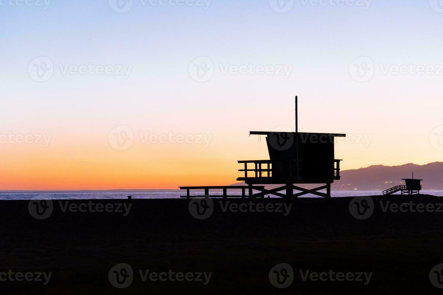 le coucher du soleil plus de baywatch cabines dans Californie photo