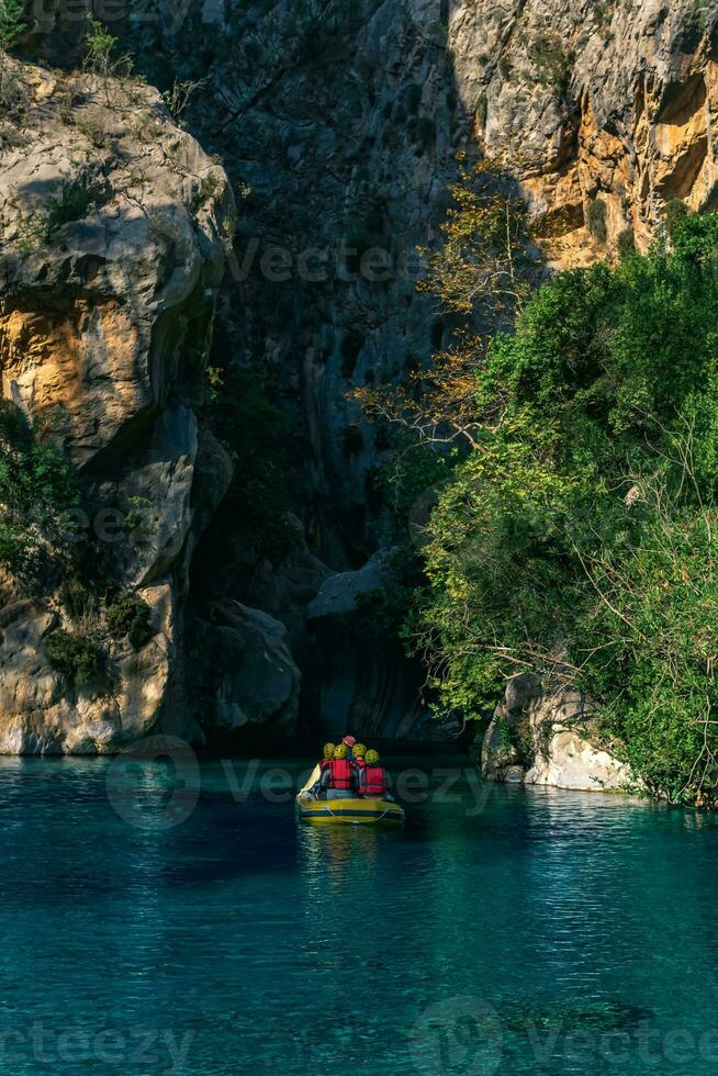 touristes sur un gonflable bateau rafting vers le bas le bleu l'eau canyon dans Goynuk, dinde photo