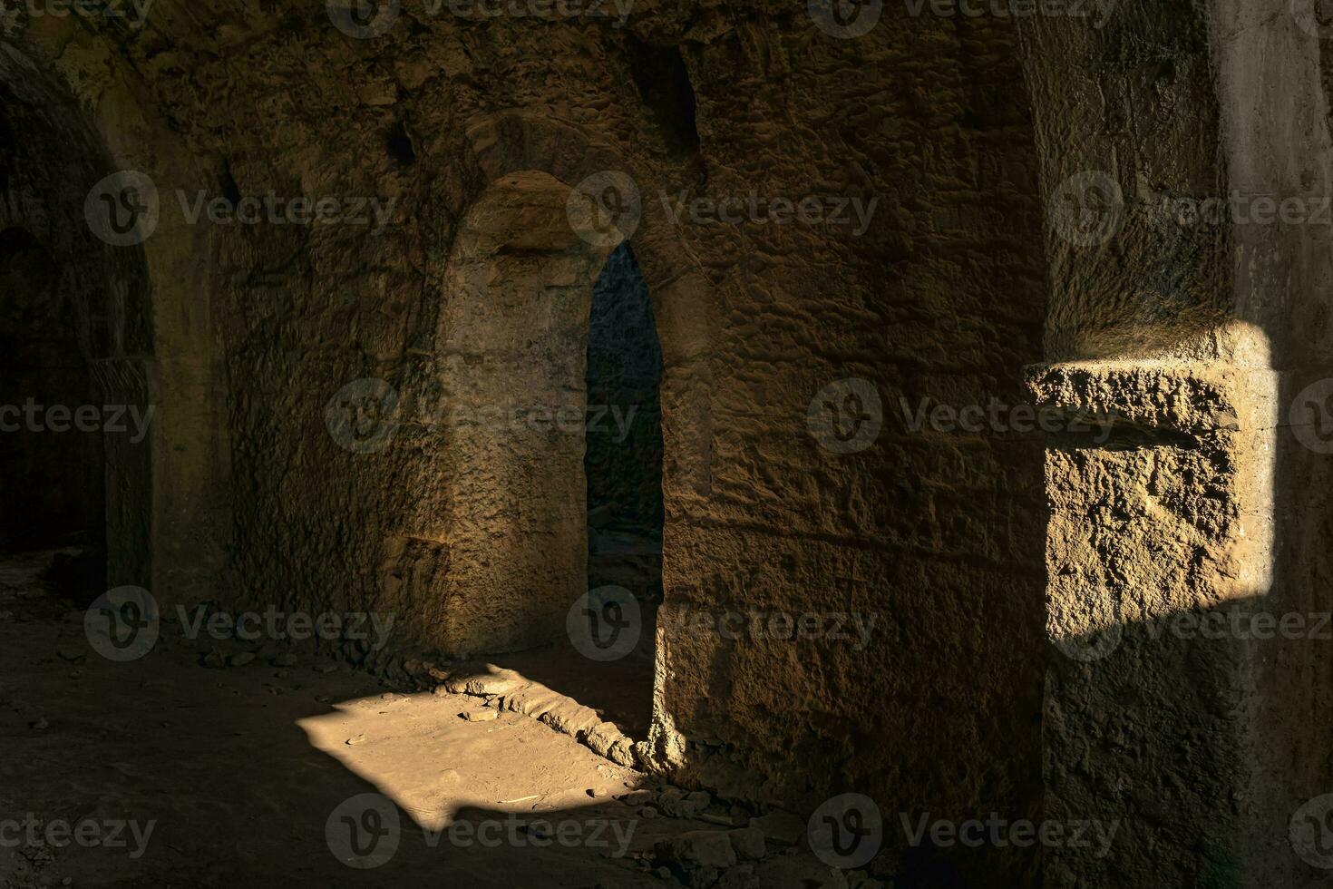 intérieur de une donjon de certains ancien ruines photo
