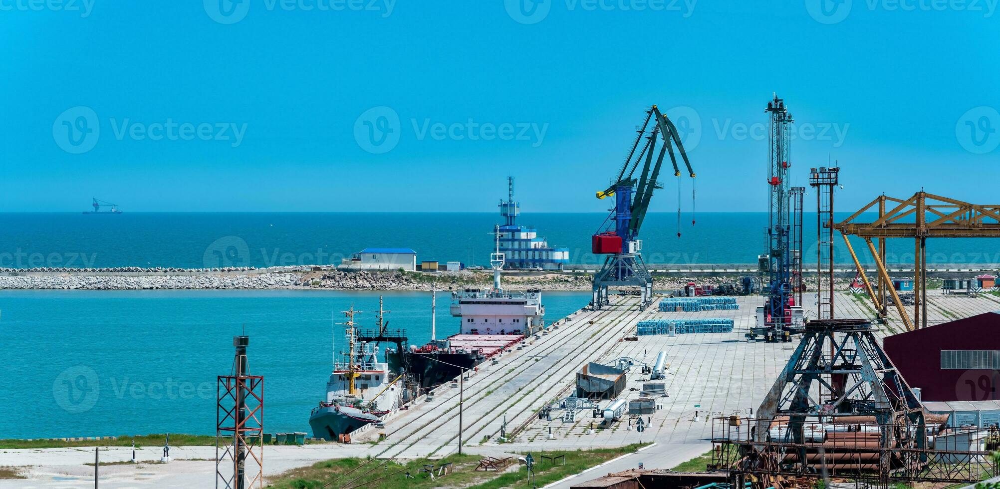 presque vide cargaison port de mer avec grues et navire en dessous de déchargement photo