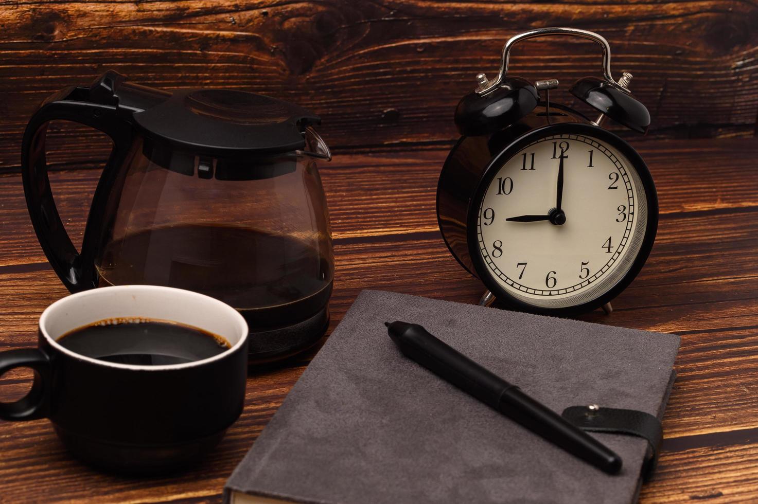 travailler, lire et écrire, réserver et boire du café. photo