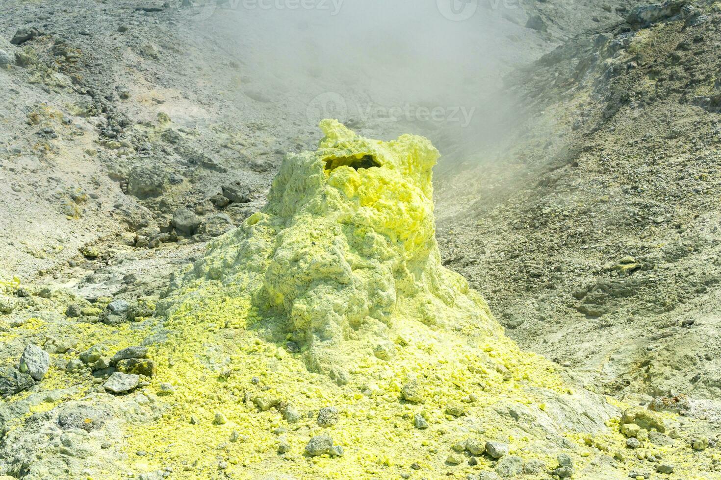 cône de soufre dépôts autour une fumerolle dans une solfatare champ photo