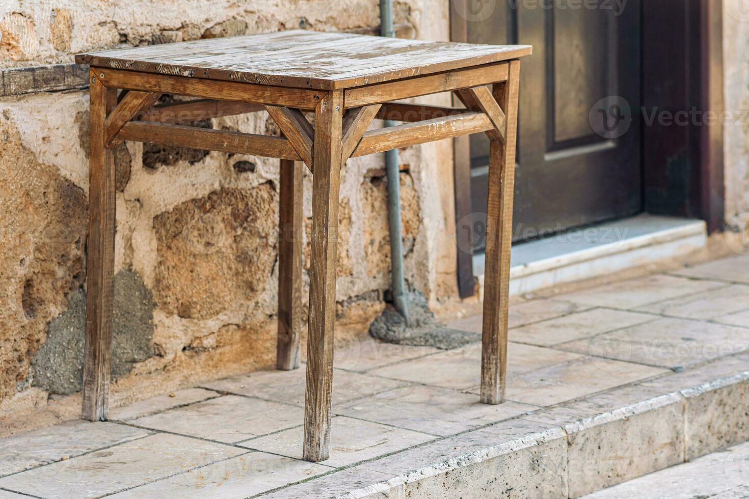 vieux table sur le rue suivant à le ancien bâtiment photo