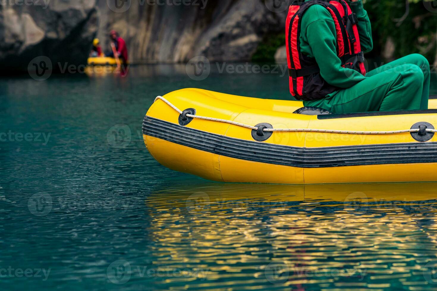 touristes sur un gonflable bateau rafting vers le bas le bleu l'eau canyon dans Goynuk, dinde photo