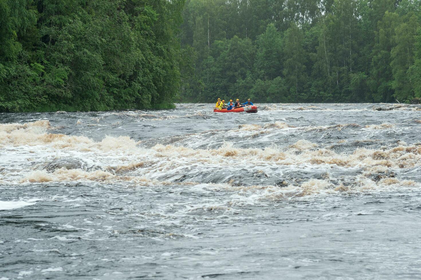 équipe sur une radeau passe le rapides sur le shuya rivière photo