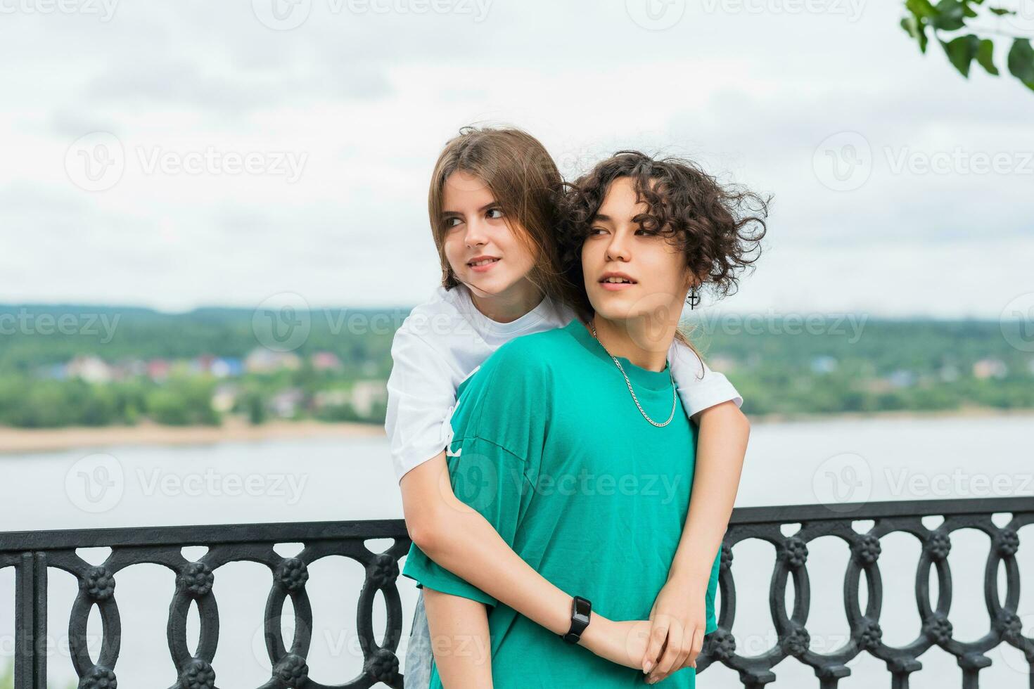 couple de Jeune gens étreindre contre une flou rivière paysage photo