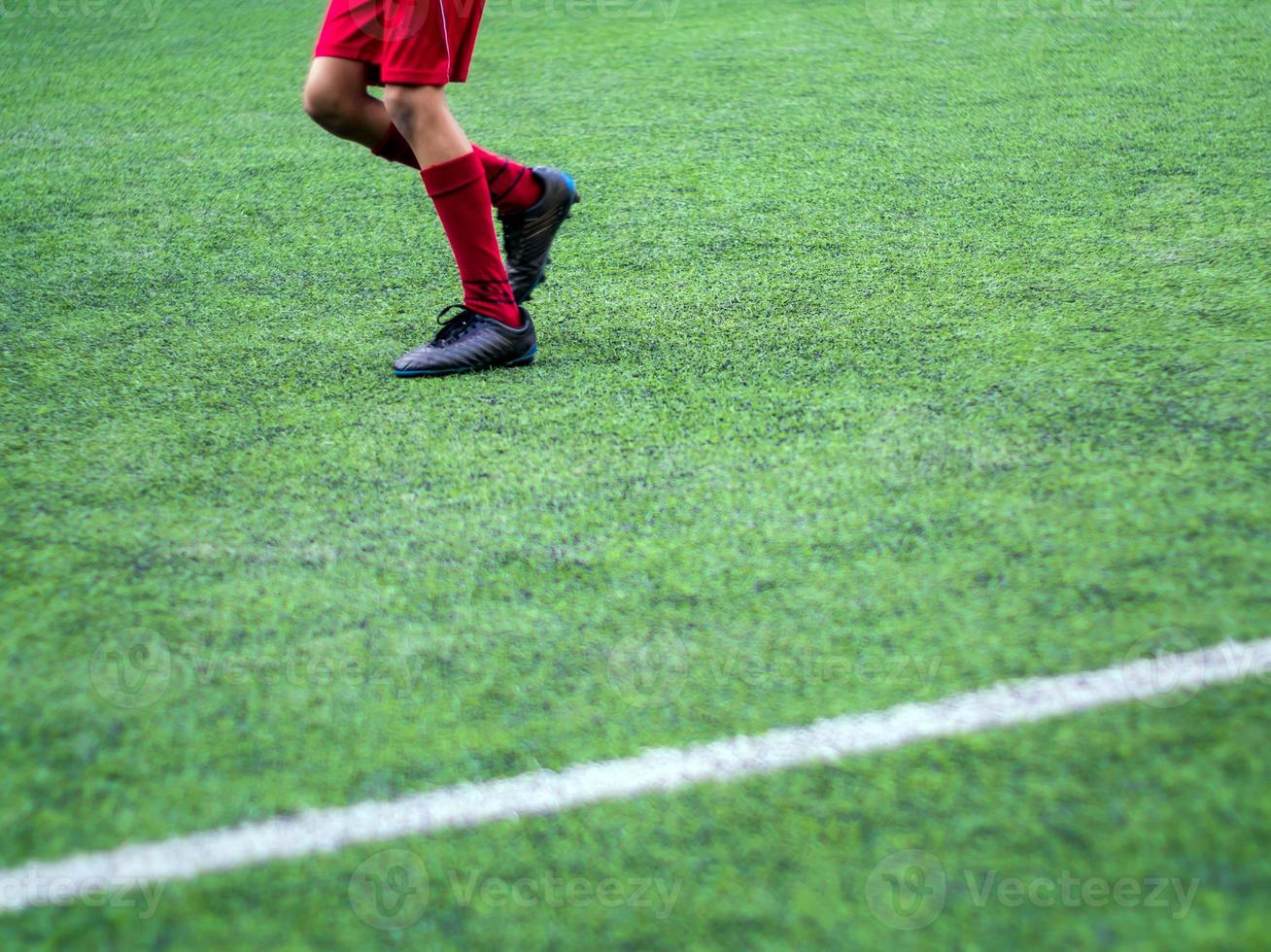 les footballeurs sont en compétition dans les sports de couleur de l'école primaire photo