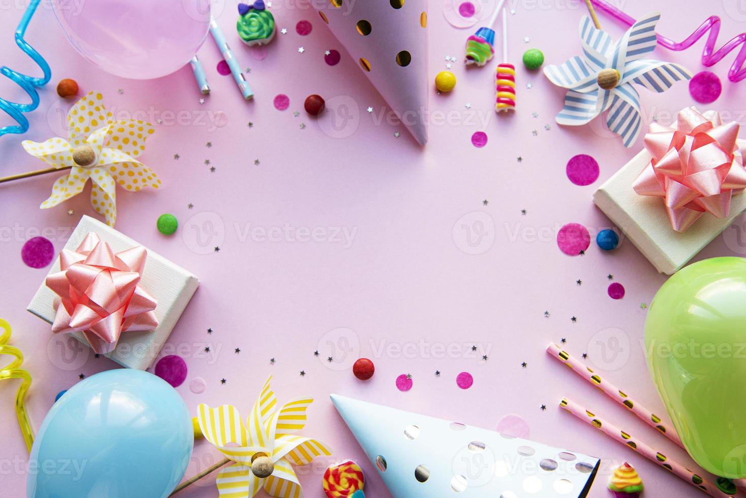 fond de joyeux anniversaire, décoration de fête à plat avec carte  d'invitation flyer sur fond gris pastel 4878454 Photo de stock chez Vecteezy