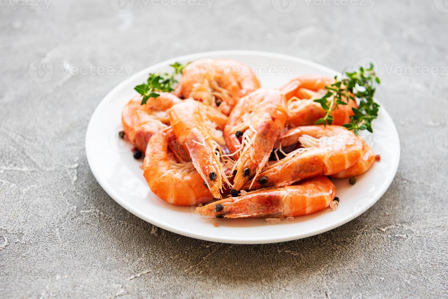 crevettes sur une assiette photo