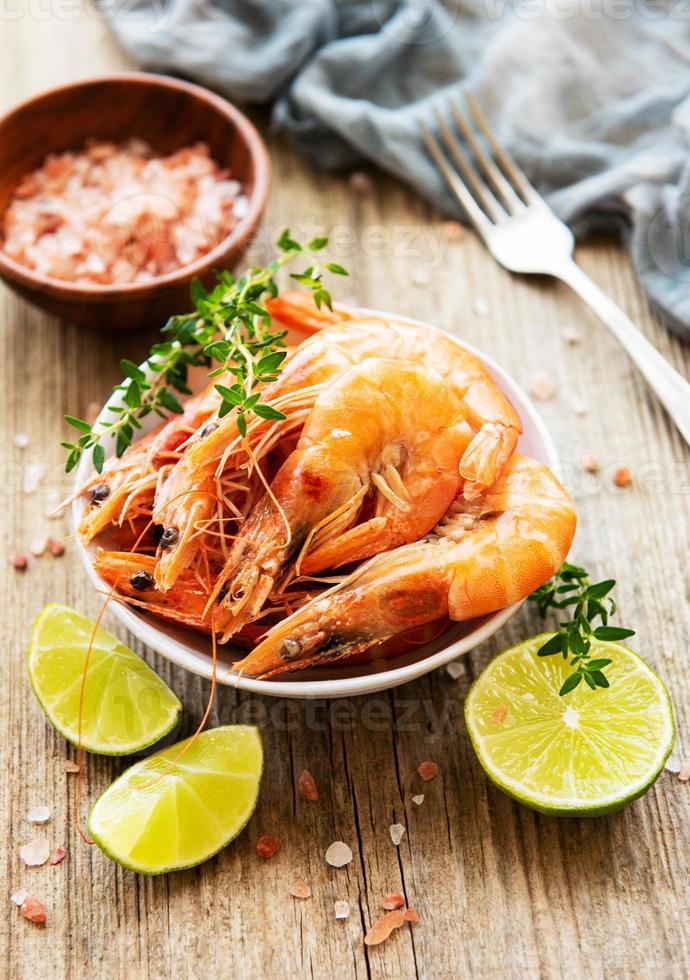 crevettes servies avec du citron photo