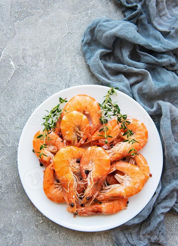 crevettes sur une assiette photo