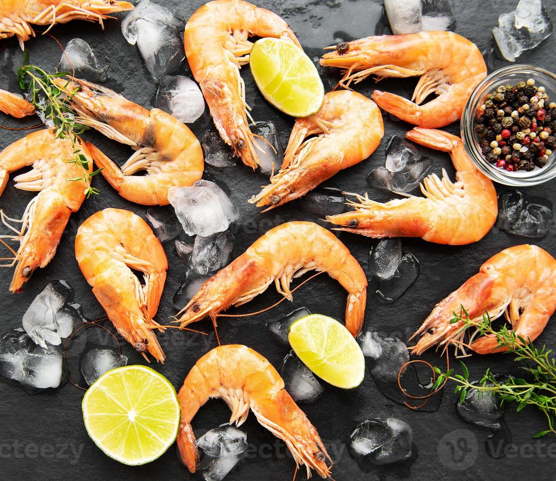 crevettes servies avec du citron photo